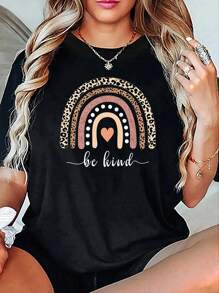 Maglietta estiva casual a maniche corte con scollo tondo da ragazza pre-adolescente, con stampa a leopardo e slogan "Rainbow Bridge"