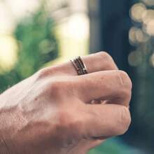 1 Stück modischer Herrenring aus Edelstahl mit Doppel-Holzmaserung und drei Drähten, Geschenkzubehör für Ferien und Bankette