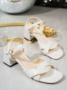 Sandalias de tacón alto blancas nuevas para primavera-verano 2025, sandalias de tacón grueso versátiles y con tiras a la moda para mujer