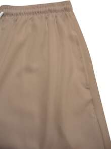 Conjunto de 2 piezas para hombres talla grande, camiseta de cuello en V casual y pantalones cortos, 100% poliéster, impresión posicionada, ligeramente elástico, ajuste regular, tejido de punto - Ropa deportiva de moda