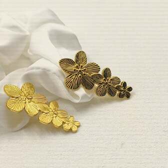 1 对复古小众不锈钢镀金花卉耳钉，适合女性日常通勤和度假佩戴，粉色
