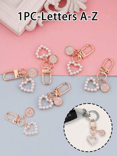 包包吊坠设计搭配粉色字母A~Z圆形吊坠，搭配心形珍珠钥匙扣，款式时尚简约。适合万圣节服装搭配，适合大学生和小学生。也是包包吊坠，汽车钥匙扣，生日，节日，返校季，适合送给家人，朋友，爱人，生日礼物，节日礼物，母亲节礼物，教师节礼物