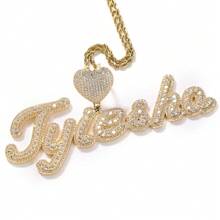 Pendentif personnalisé à deux tons avec lettres bulles en script et bélière en forme de cœur micro pavée de cubic zirconia cubiques. Chaîne corde de 3 mm. Bijoux hip-hop, argent, élégant, coloré, vintage, simple, unisexe, décontracté, mignon, personnalisé, unique. Cadeau idéal pour lui, pour elle, petit(e) ami(e), père, mère, famille, amis, pour anniversaires, remise de diplômes, soirées, fête des mères