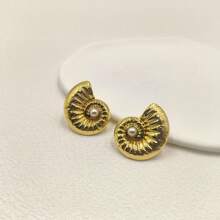 1 Pair Vintage Minimalist Gold Plated Stainless Steel Pearl Decor Conch Shape Stud Earrings, Suitable For Women Wearing On Beach Or Vacation, Pink