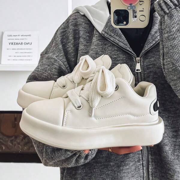 Zapatillas de skateboard informales de suela gruesa con parche en forma de corazón y cordones para hombre, adecuadas para jóvenes y estudiantes, ropa de calle