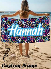 1 PIEZA Toalla de playa personalizada y personalizada con un diseño de fondo con tema de corazón. Puedes tener tu nombre personalizado en ella. Ideal para usar en la playa, al lado de la piscina y durante las vacaciones en la playa. Esta versátil toalla de playa es perfecta para actividades y viajes en la playa al aire libre, brindando comodidad cuando te estás relajando, tomando el sol o simplemente descansando. Sirve como un regalo único y memorable para ella, él, mamá, papá, novia, novio. Decoración de baño de verano y vacaciones