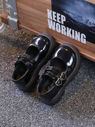 1 双儿童时尚鞋，采用 PU 鞋底，防滑，双鞋带，双扣，鞋垫柔软舒适，保护宝宝的双脚