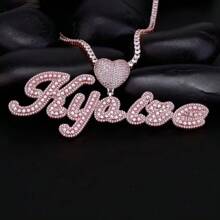 Pendentif personnalisé à deux tons avec lettres bulles en script et bélière en forme de cœur micro pavée de cubic zirconia cubiques. Chaîne corde de 3 mm. Bijoux hip-hop, argent, élégant, coloré, vintage, simple, unisexe, décontracté, mignon, personnalisé, unique. Cadeau idéal pour lui, pour elle, petit(e) ami(e), père, mère, famille, amis, pour anniversaires, remise de diplômes, soirées, fête des mères
