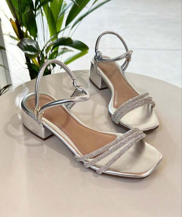 Sandalia Feminina de Salto Bloco com Aplicação de Strass Sandalia Salto Bloco 4 cm Com Pedrarias Brilho