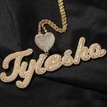 Pendentif personnalisé à deux tons avec lettres bulles en script et bélière en forme de cœur micro pavée de cubic zirconia cubiques. Chaîne corde de 3 mm. Bijoux hip-hop, argent, élégant, coloré, vintage, simple, unisexe, décontracté, mignon, personnalisé, unique. Cadeau idéal pour lui, pour elle, petit(e) ami(e), père, mère, famille, amis, pour anniversaires, remise de diplômes, soirées, fête des mères
