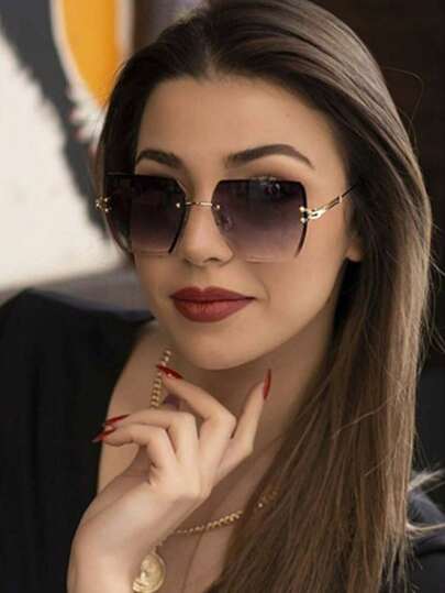 1副方形无框时尚前卫拍照眼镜，适合夏季海滩度假、户外活动和旅行