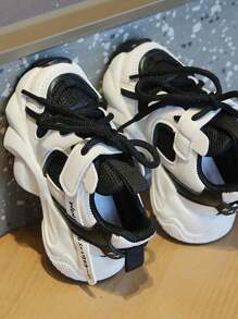 أحذية رياضية عصرية مضادة للانزلاق للأطفال بنين وبنات موديل 2025