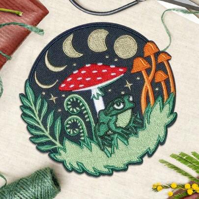 Parche bordado con diseño de rana y setas en el cielo estrellado, adecuado para aplicar a ropa, mochilas, bolsos de lona y sombreros, parche decorativo DIY
