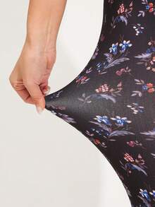 女士休闲时尚百搭七分紧身裤，蓝粉色底碎花图案，柔软舒适，高弹力，适合健身、瑜伽、户外活动和日常穿着。 - 彩色 - 查看 9