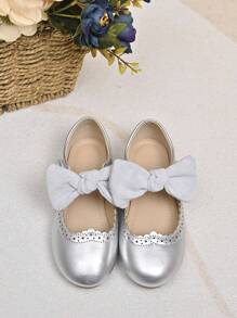 1 para dziewczęcych płaskich butów PU Silver Hollow Butterfly Princess, odpowiednich na wesele, scenę i do codziennego noszenia