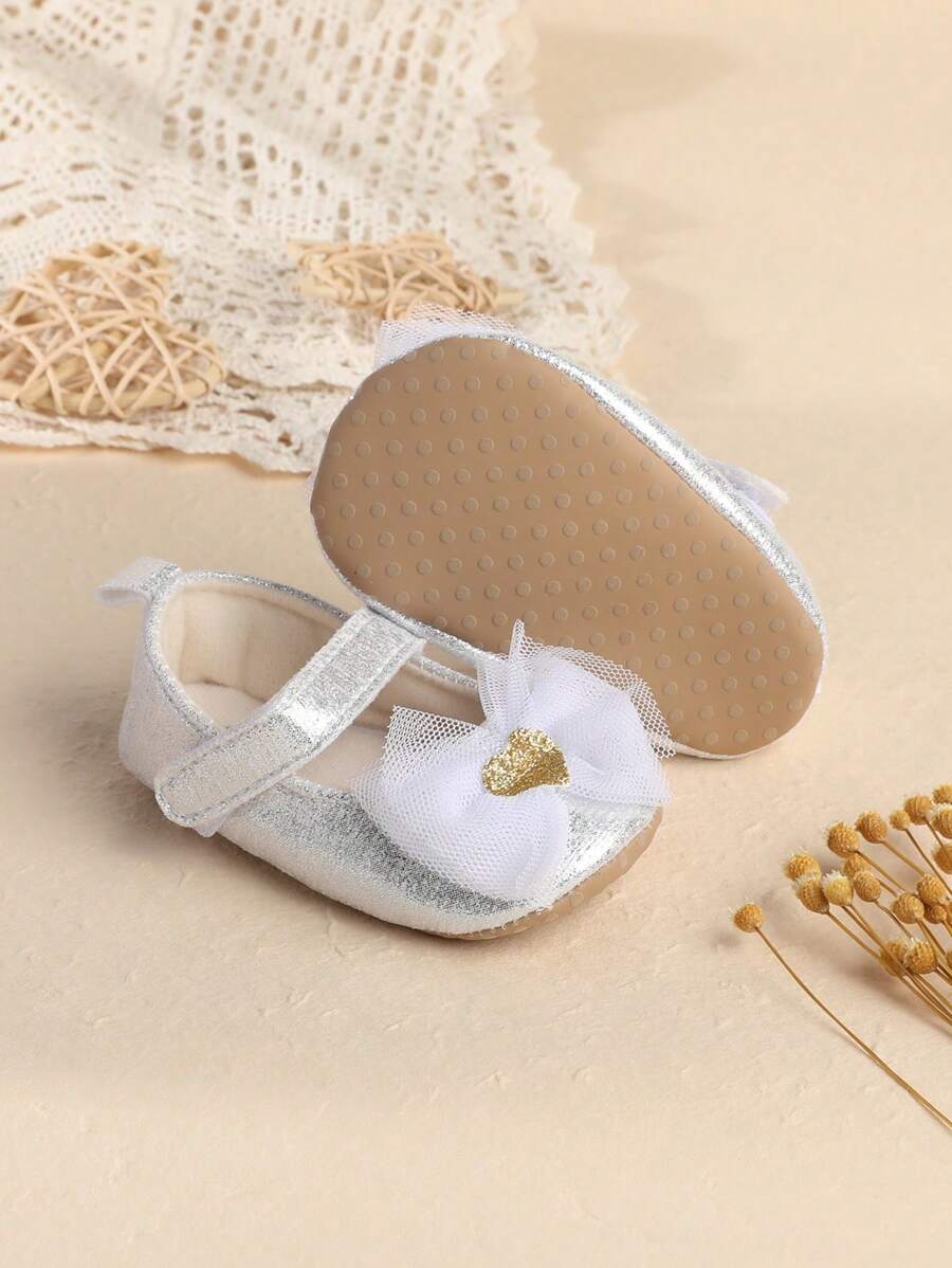 1 Pair Girls' Solid Color Heart & Flower Decor Hook-And-Loop Flat Design Fashion Cute Princess Shoes, Suitable For Spring/Autumn - Silver - View 1