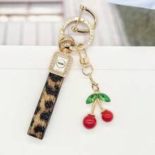 TTOBS 1 pezzo Portachiavi artigianale in pelle con stampa leopardata e ciondolo a forma di ciliegia, elegante e multifunzionale come anello per zaini. Un regalo ideale per San Valentino o per la tua ragazza amata.