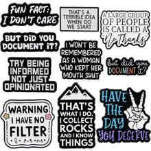 1 件鼓舞人心且有趣的引文珐琅翻领别针，可爱胸针徽章，适用于包包和衣服，连衣裙配饰别针，适用于衣服包饰，学校办公室配饰，衬衫夹克珠宝，圣诞节万圣节服装别针，教师礼物，万圣节配饰，教师节 - 黑色 - 查看 1