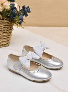 1 para dziewczęcych płaskich butów PU Silver Hollow Butterfly Princess, odpowiednich na wesele, scenę i do codziennego noszenia