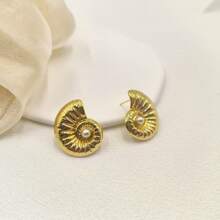 1 Pair Vintage Minimalist Gold Plated Stainless Steel Pearl Decor Conch Shape Stud Earrings, Suitable For Women Wearing On Beach Or Vacation, Pink
