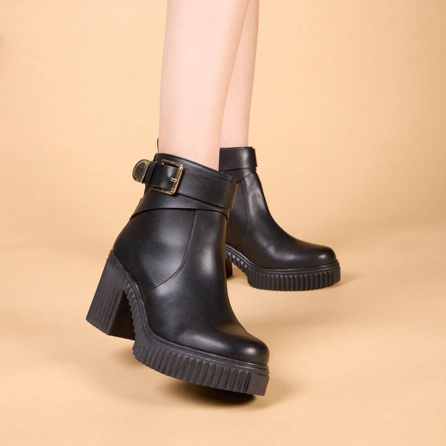 Botín Casual Marca Andrea Para Mujer Con Tacón Ancho Y Plataforma Diseño Con Hebilla Para Mayor Ajuste Punta Redonda Color Negro - Negro - Ver 1