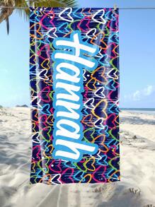 1 PIEZA Toalla de playa personalizada y personalizada con un diseño de fondo con tema de corazón. Puedes tener tu nombre personalizado en ella. Ideal para usar en la playa, al lado de la piscina y durante las vacaciones en la playa. Esta versátil toalla de playa es perfecta para actividades y viajes en la playa al aire libre, brindando comodidad cuando te estás relajando, tomando el sol o simplemente descansando. Sirve como un regalo único y memorable para ella, él, mamá, papá, novia, novio. Decoración de baño de verano y vacaciones