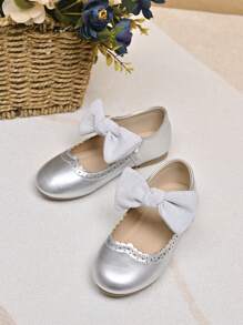 1 para dziewczęcych płaskich butów PU Silver Hollow Butterfly Princess, odpowiednich na wesele, scenę i do codziennego noszenia
