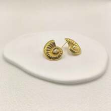 1 Pair Vintage Minimalist Gold Plated Stainless Steel Pearl Decor Conch Shape Stud Earrings, Suitable For Women Wearing On Beach Or Vacation, Pink