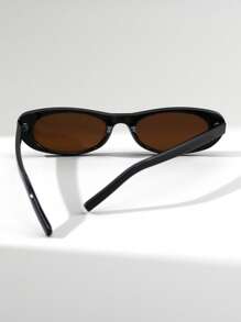 一副女士猫眼小框复古时尚百搭街头风眼镜，适合夏季海滩度假、户外活动和旅行。