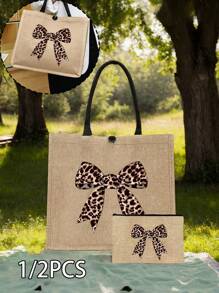 Un ensemble de sacs à main avec un imprimé léopard, un nœud et un motif de bande dessinée, fabriqué en lin jaune, comprenant un sac à main à boucle magnétique et une trousse de maquillage.