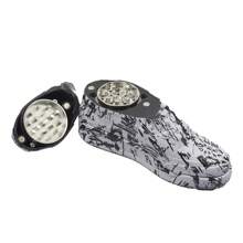 1PC 1.5" GraffitiKick 4-Layer Zinc Alloy Herb Grinder –6" Length X 3.2" Height -Top Sneaker-Shaped Spice Crusher With Sharp Teeth, Magnetic Closure, Built-In Pollen Catcher, And Street Art-Inspired Graphics – Durable Metal Design With Unique Urban-Style Prints – Cool Collectible Grinder For Herbs, Spices, And Tobacco – Perfect For Home, Travel, Or Gift - 顏色隨機 - 查看 1