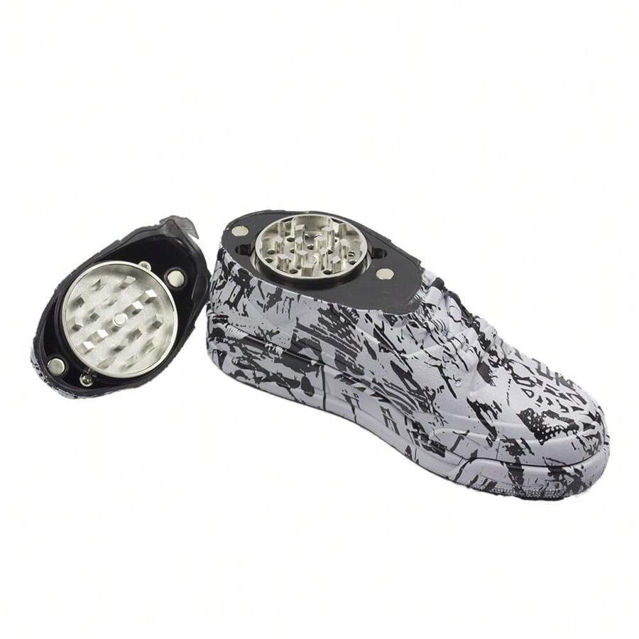 1PC 1.5" GraffitiKick 4-Layer Zinc Alloy Herb Grinder –6" Length X 3.2" Height -Top Sneaker-Shaped Spice Crusher With Sharp Teeth, Magnetic Closure, Built-In Pollen Catcher, And Street Art-Inspired Graphics – Durable Metal Design With Unique Urban-Style Prints – Cool Collectible Grinder For Herbs, Spices, And Tobacco – Perfect For Home, Travel, Or Gift - 顏色隨機 - 查看 1