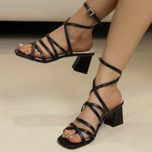 2025 新款设计方头系带扣粗跟女式凉鞋，时尚露趾