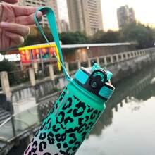 1 件 34 盎司/1000 毫升耐用渐变豹纹印花玻璃杯，带盖和吸管，防漏，便携，带编织手柄，一键打开盖子，防溢，适用于户外运动、骑自行车、健身、学校、生日、复活节、独立日、妇女节、母亲节、情人节、圣诞节、万圣节礼物 - 彩色 - 查看 9