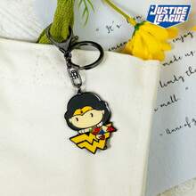 Justice League 正义联盟钥匙扣，DC 卡通英雄蝙蝠侠超人神奇女侠闪电侠钥匙扣，多功能时尚卡哇伊钥匙扣，适用于日常生活汽车钥匙、手机、相机、钱包、徽章卡、腕带钥匙扣、生日派对礼物复活节礼物[官方授权]