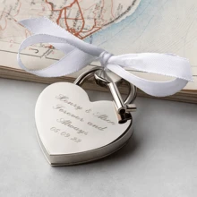Cadenas d'amour personnalisé, Cadenas d'amour de fiançailles, Cadenas d'amour en forme de cœur gravé avec clé - Cadenas d'amour de voyage pour la lune de miel, les vacances de mariage, l'anniversaire, Cadeau pour épouse, fête des mères, remise de diplôme, multifonctionnel, durable, ornemental, réutilisable, exquis, élégant, de haute qualité, coloré, moderne, personnalisé, unique, cadeaux idéaux pour lui, cadeaux idéaux pour elle, petit ami, papa, copine, maman, famille, amis, salon de thé, maison, jardin, bureau, pour les anniversaires, pour la Saint-Valentin, pour la fête des mères, pour les anniversaires, pour la fête des pères, pour la remise de diplôme, pour les mariages, pour le réchauffement de maison, rafraîchissement de la maison
