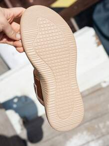 2025 女士厚底轻便防滑休闲旅游运动沙滩凉鞋，舒适户外穿着