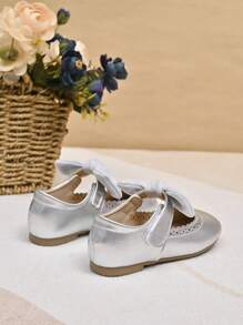 1 para dziewczęcych płaskich butów PU Silver Hollow Butterfly Princess, odpowiednich na wesele, scenę i do codziennego noszenia