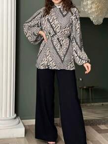 Set composto da blusa elegante con maniche a palloncino plissettate e pantaloni a vita alta floreali a gamba larga, set di 2 pezzi con stampa geometrica vintage e color blocking - Grigio e nero - Visualizzare 4