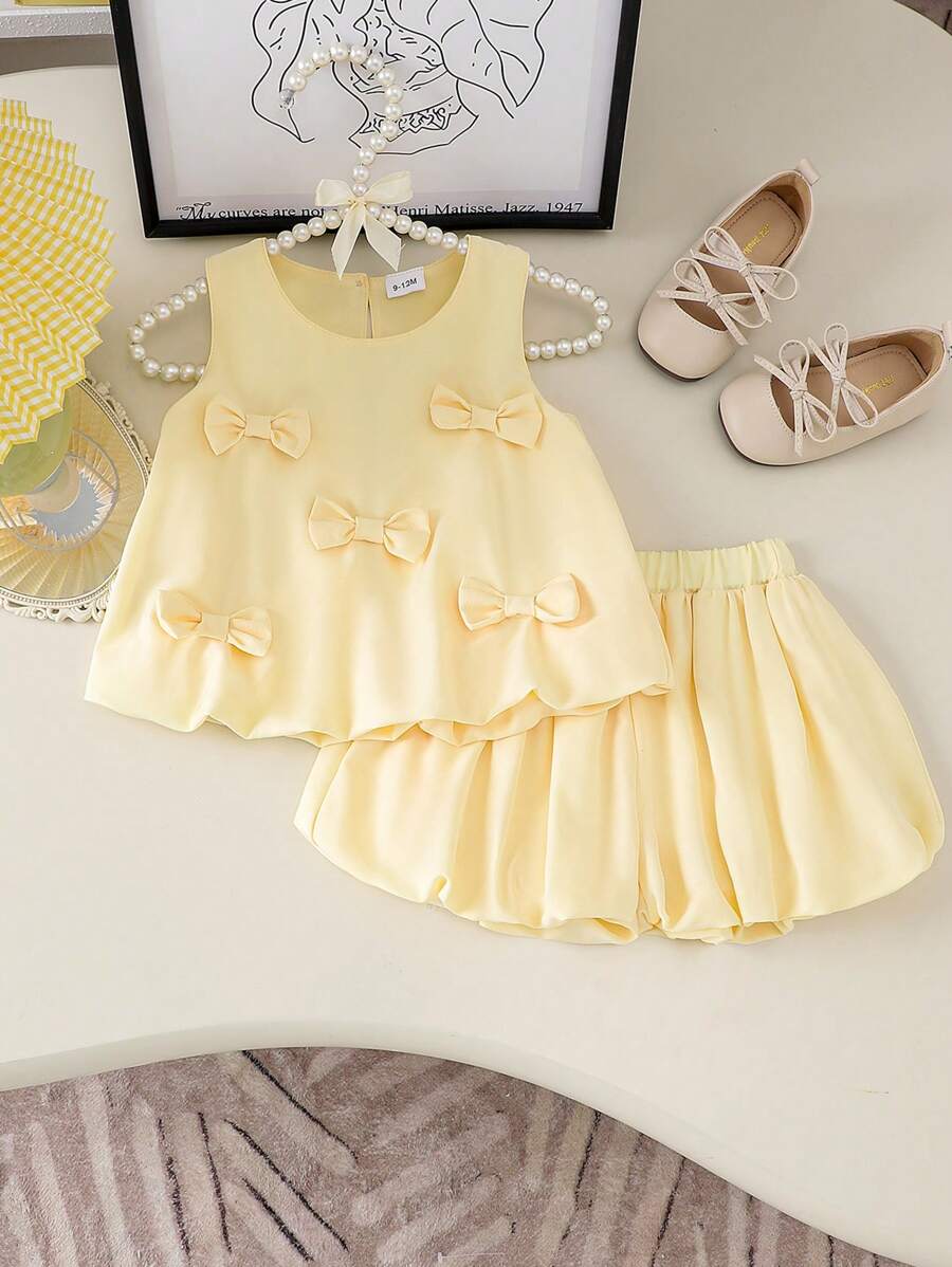 2 件套女婴可爱纯色蝴蝶结装饰背心和荷叶边短裤套装，夏季