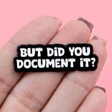 1 件鼓舞人心且有趣的引文珐琅翻领别针，可爱胸针徽章，适用于包包和衣服，连衣裙配饰别针，适用于衣服包饰，学校办公室配饰，衬衫夹克珠宝，圣诞节万圣节服装别针，教师礼物，万圣节配饰，教师节 - 黑色 - 查看 4