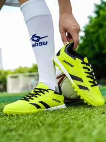 Un par de tacos de fútbol profesionales para niños - para terreno de césped artificial, transpirables y ligeros para entrenamiento y competición