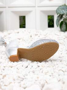 全新银色蝴蝶结装饰优雅公主礼服鞋，适合小女孩，闪光高跟表演舞台和派对高跟鞋