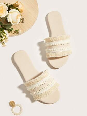米色闪亮毛绒绒球流苏装饰波西米亚风格，度假风格米色女士平底凉鞋，毛绒绒球流苏长度和数量随机