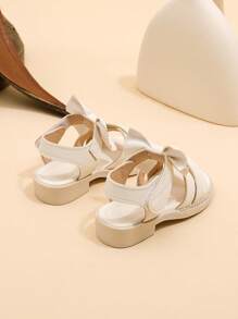 1双女童可爱魔术贴平底凉鞋，适合居家、日常穿着、外出和海滩度假，春夏款