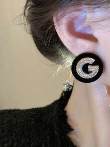 1pc Mini G Initial Earrings For Women, 2024 New Popular Luxury Retro Hong Kong Style Earrings, High-End Niche Ear Jewelry