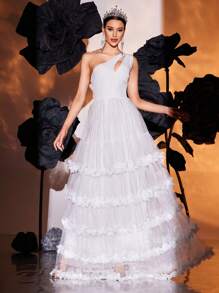 Vestido de novia blanco con cuello asimétrico con diseño calado, falda con diseño en capas y flores 3D - Blanco - Ver 2