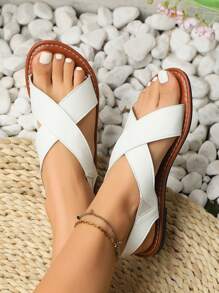 女士舒适休闲平底交叉带凉鞋。简约百搭的设计，融入复古元素。无论是漫步海边，还是享受假期时光，都能轻松搭配，尽显悠闲优雅。
