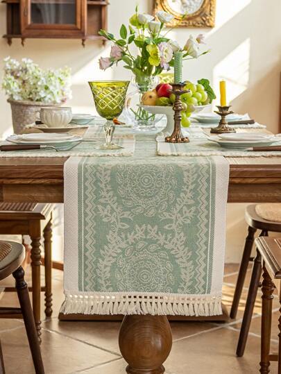 1件手工编织流苏装饰桌旗，防水防污，现代简约风格，提升餐桌艺术格调，适合家庭聚会或节日庆典。