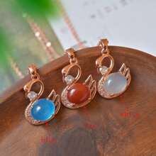 1Pc Natural Crystal Agate Inset Colorful Gem Necklace, Bohemian Style, Swan Sweater Necklace, All Hand-Carved, Male And Female Couples Fashion Necklace, Meaning Peace, Freedom, Wealth Symbol, Family Happiness, Suitable For Family Gifts, Various Holiday Party Gifts, Crystal Gifts (Random Gifts: Lanyard, Gift Box)